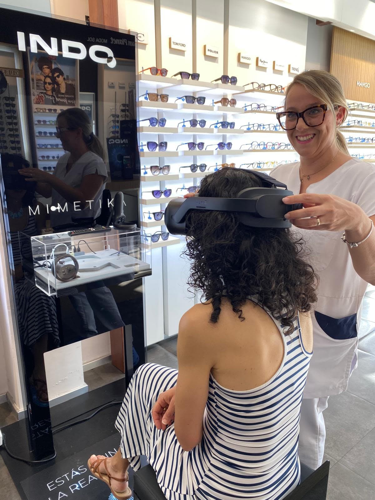 Profesional de OptiAudio atendiendo a una clienta en la óptica de Toledo